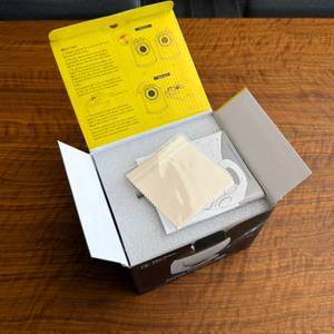 Der geöffnete Karton vom Febotak-Aurora-Projektor L03 von oben.