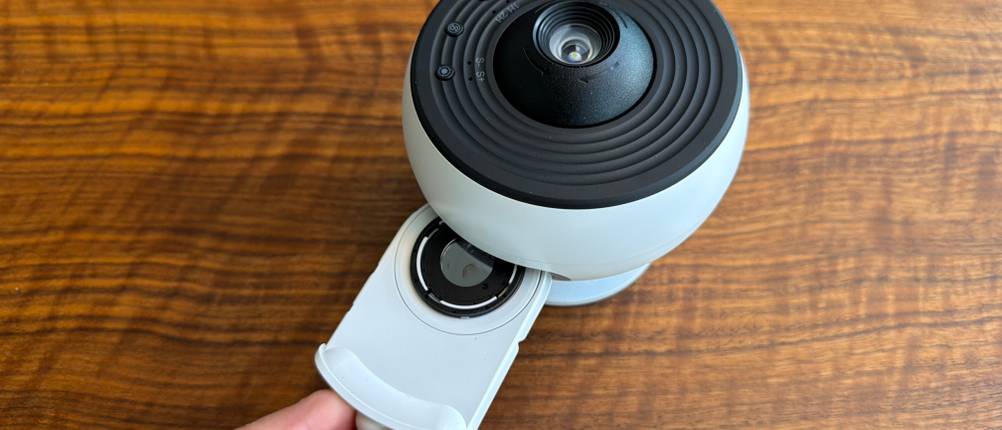 Eine Hand zieht das Fach für das Dia aus dem Febotak-Aurora-Projektor L03.