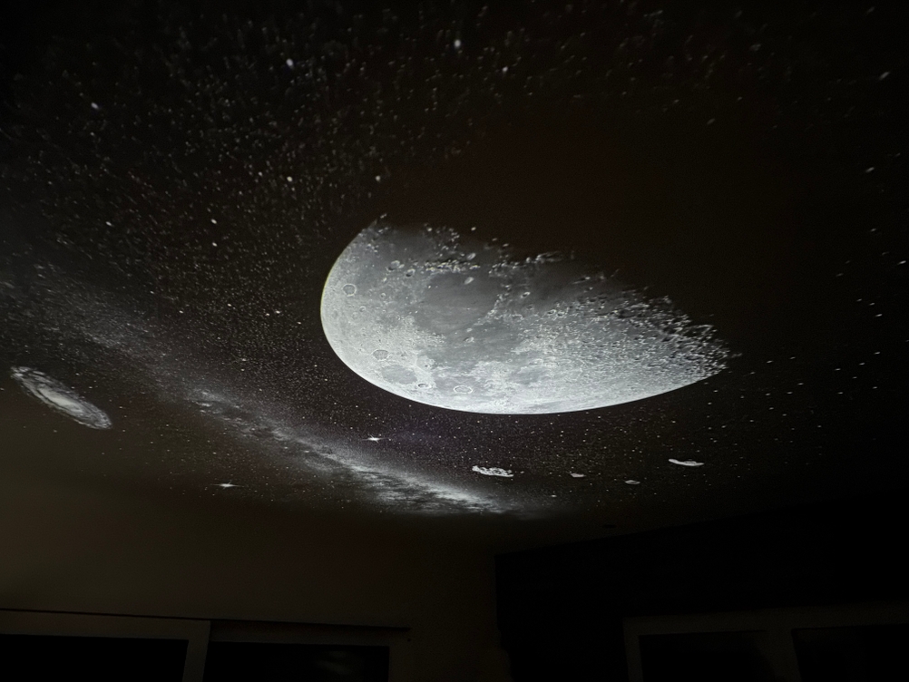 Hier sieht man den Mond vom Febotak-Aurora-Projektor L03.