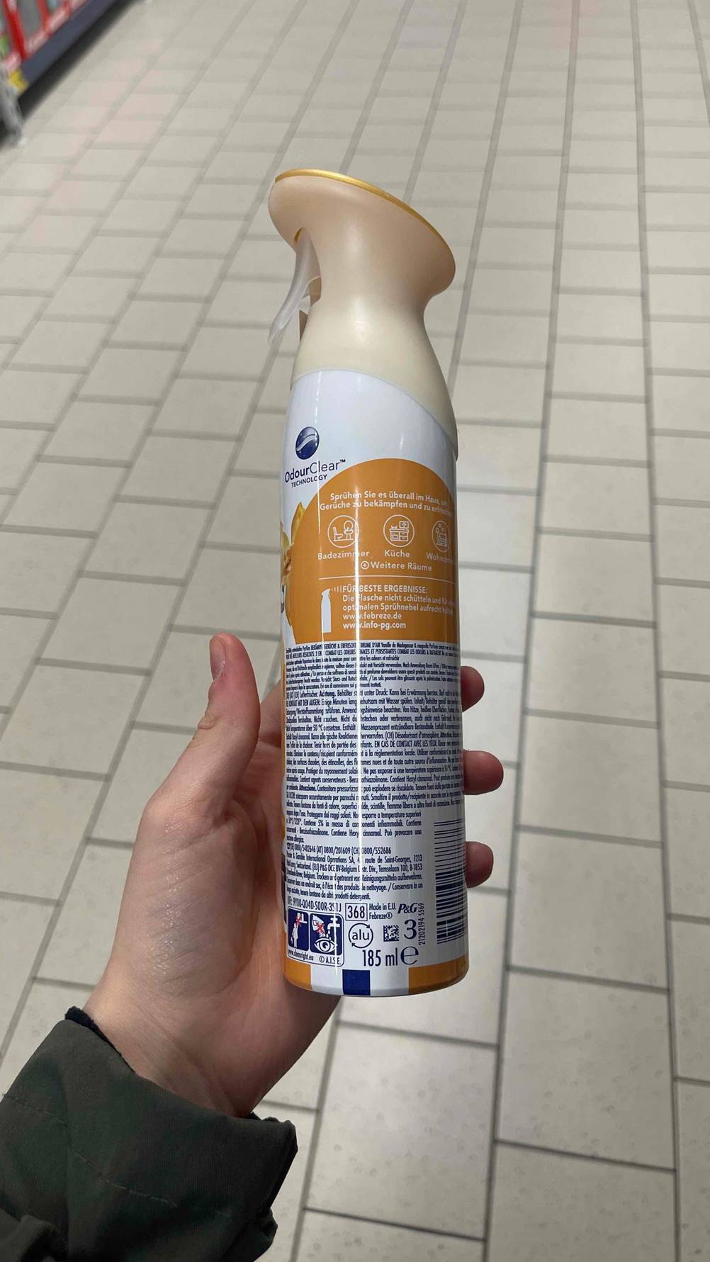 Auf der Rückseite einer Flasche getesteter Febreze-Lufterfrischer stehen Informationen zur Anwendung.