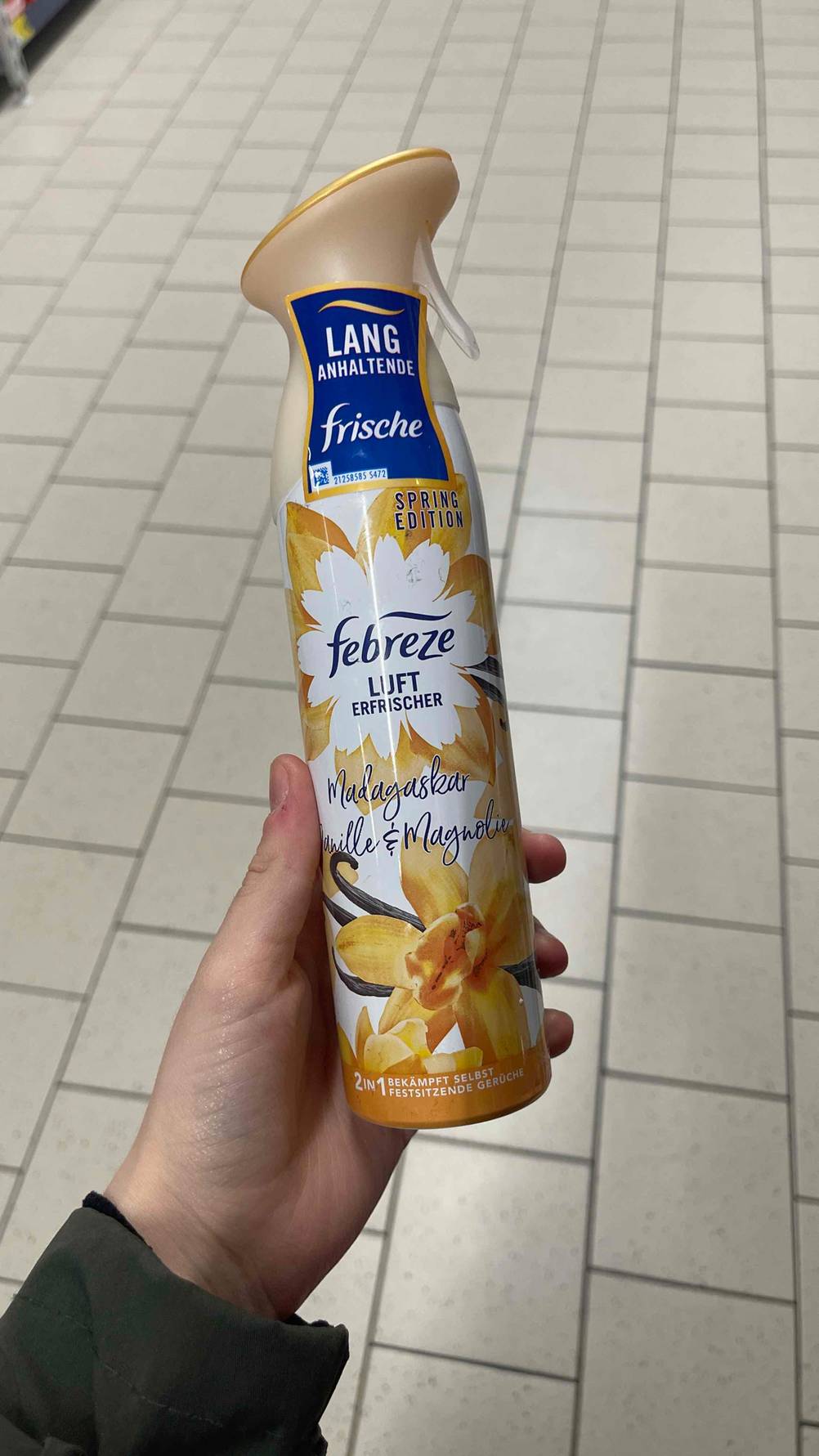 Im Test: Eine Hand hält eine Flasche Febreze-Lufterfrischer mit einer Spring-Edition.