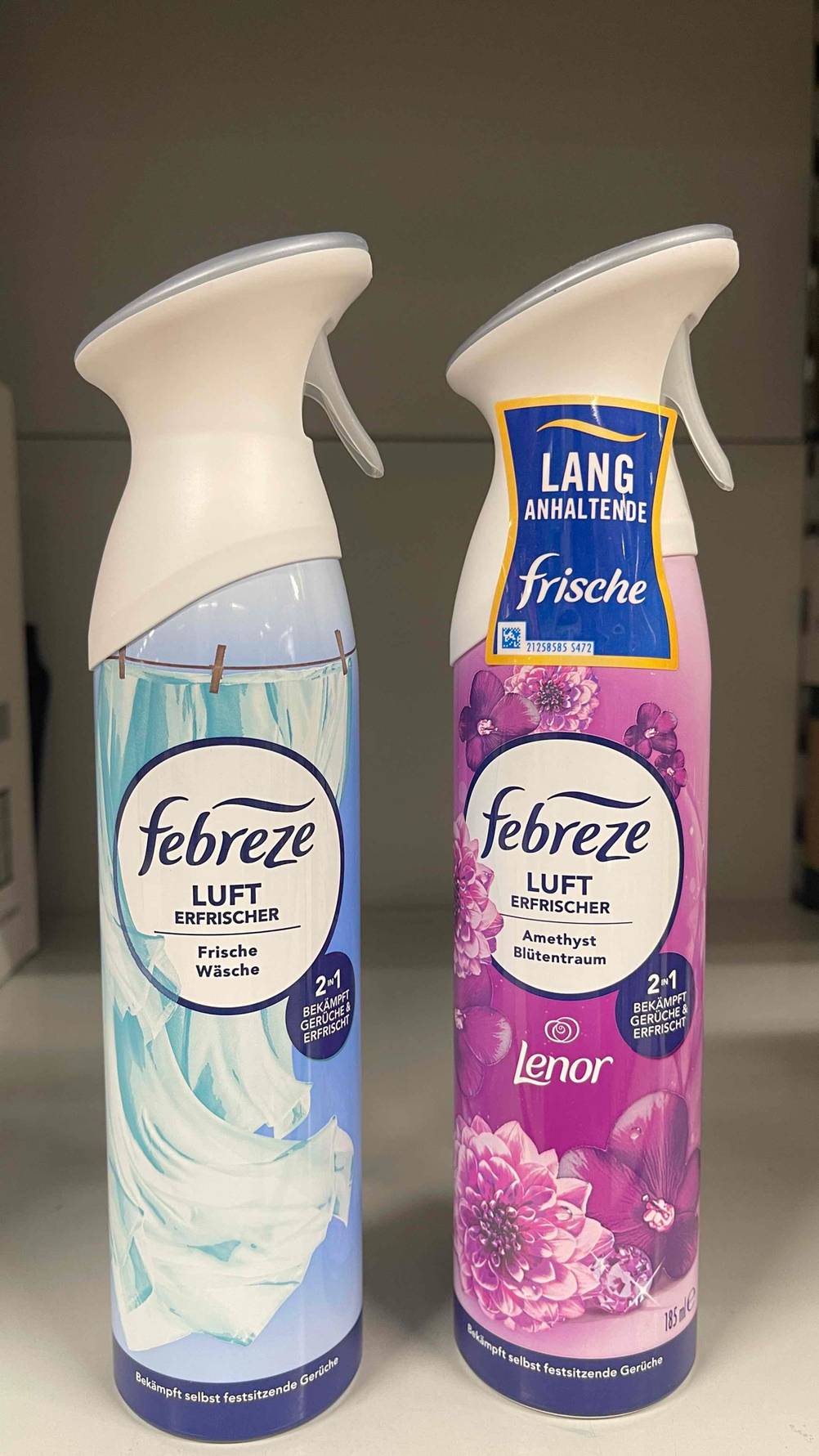 Zwei Flaschen Febreze-Lufterfrischer in blau und lila stehen nebeneinander zum testen.