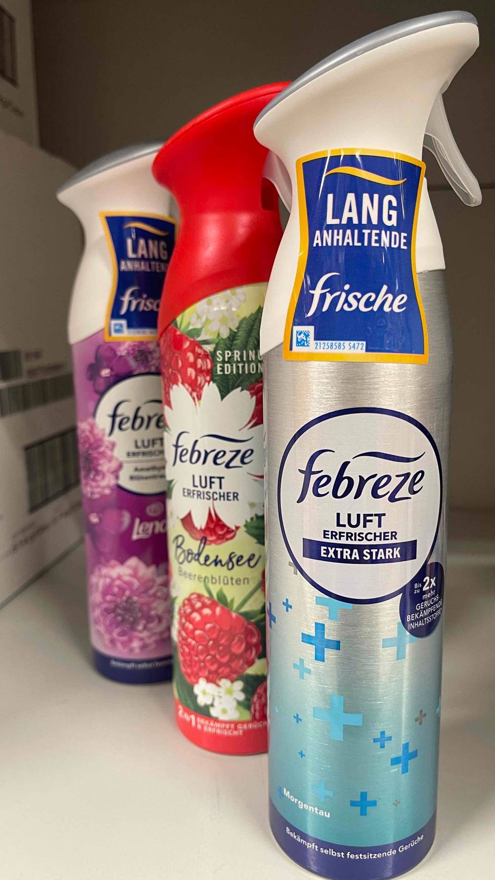 Febreze-Lufterfrischer im Test: mehrere Flaschen unterschiedlicher Sorten stehen versetzt hintereinander.