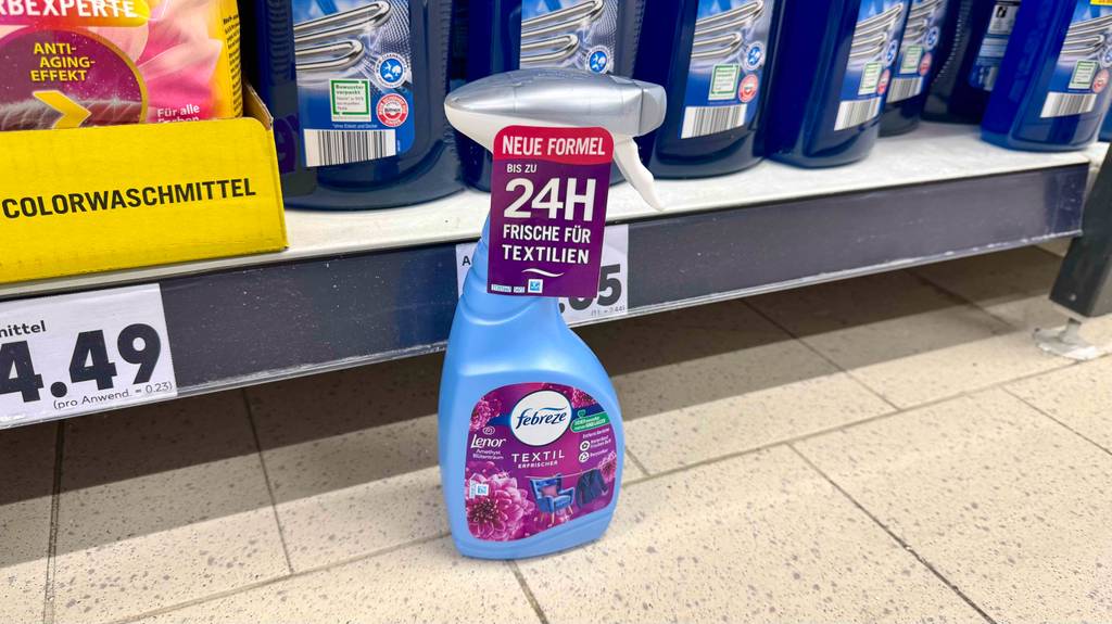 Eine Flasche Febreze-Textilerfrischer steht zum testen vor einem Regal mit Reinigungsmitteln.
