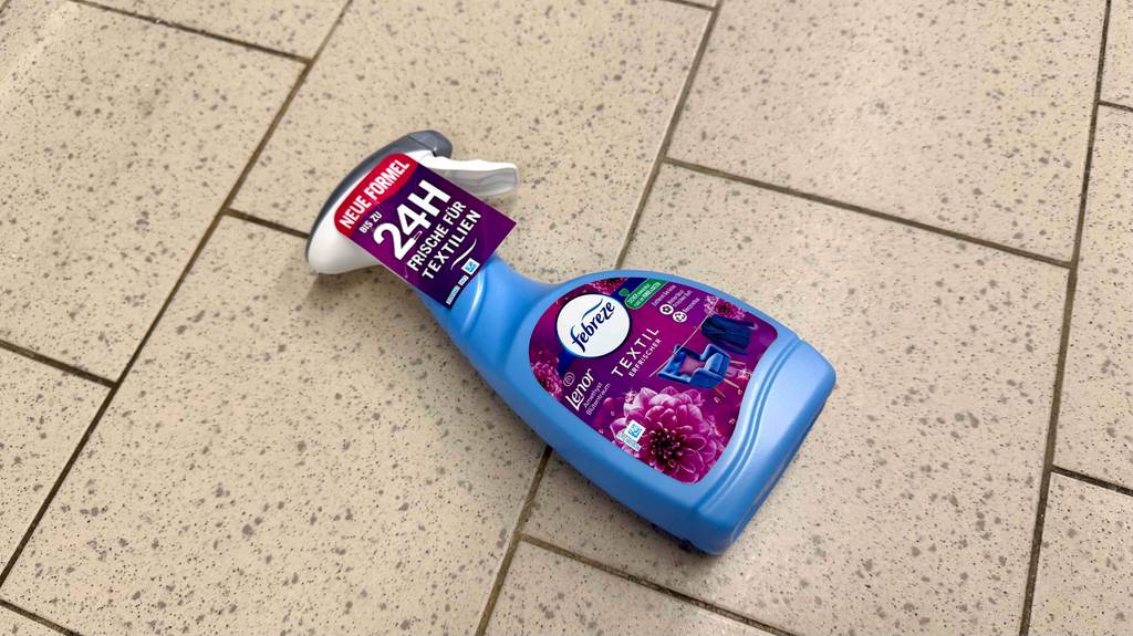 Auf dem Kartonblister einer Flasche Febreze-Textilerfrischer stehen Informationen zur Wirksamkeitsdauer.