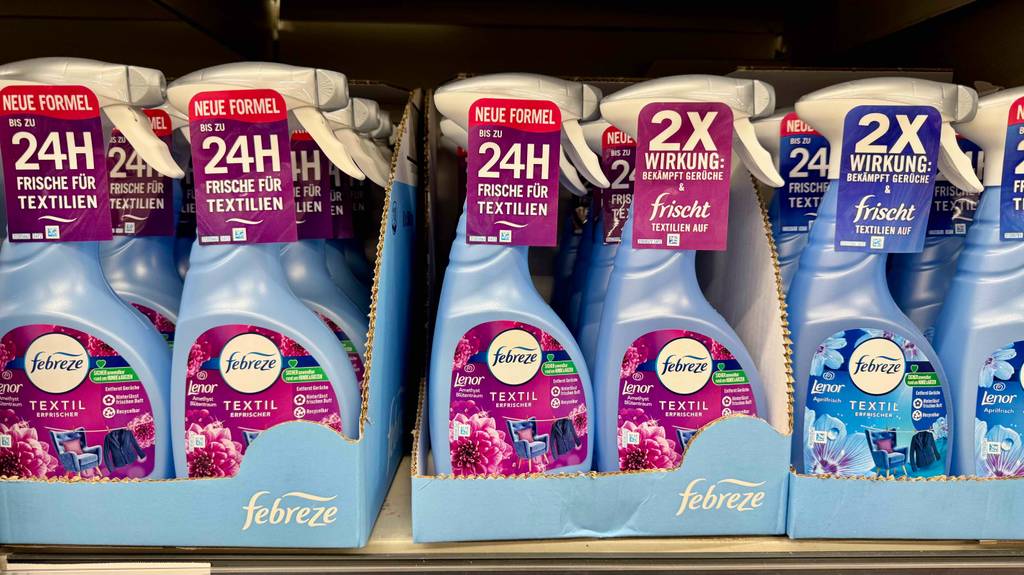 Febreze-Textilerfrischer im Test: Mehrere Flaschen verschiedener Duftrichtungen stehen hinter- und nebeneinander in einem Regal.