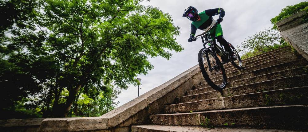 Downhill Federgabel Test: Downhill-Fahrer fährt eine Treppe hinunter.