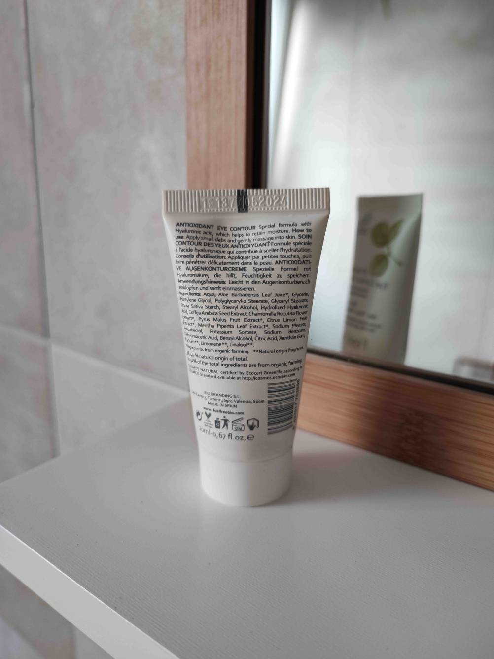 Kleine Tube der Feel Free Augenkonturcreme im Badezimmer.
