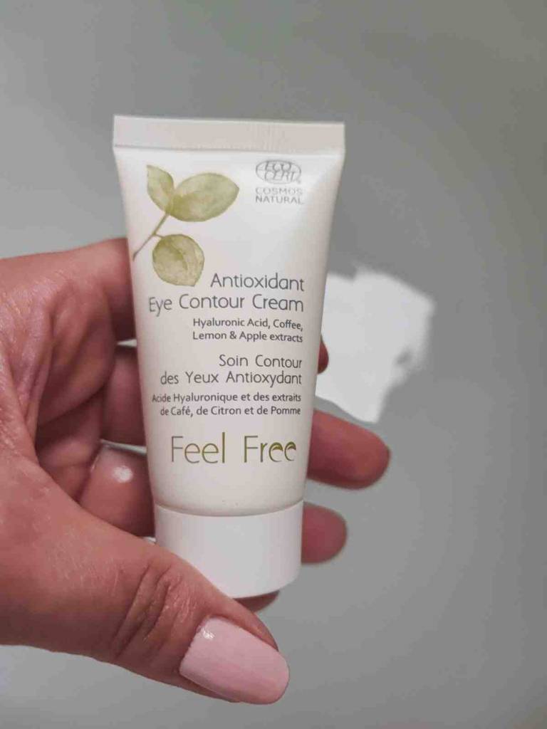 Feel Free Augenkonturcreme aus der Tube in der Hand