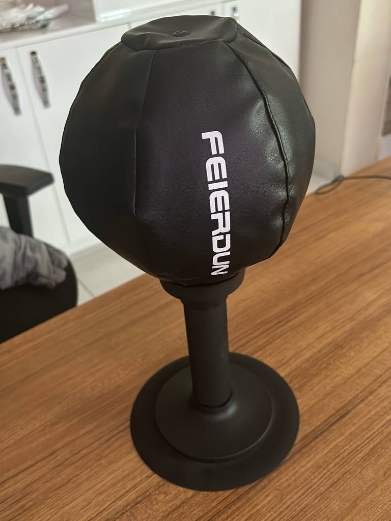Punchingball im Test steht auf einem Schreibtisch in Holzoptik.