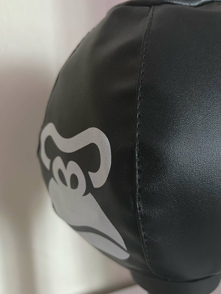 Detailansicht der Naht auf einem schwarzen getesteten Punchingball.