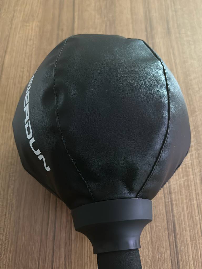 Detailansicht auf die Nähte eines schwarzen Punchingballs im Test, der auf einer Holzoberfläche liegt.