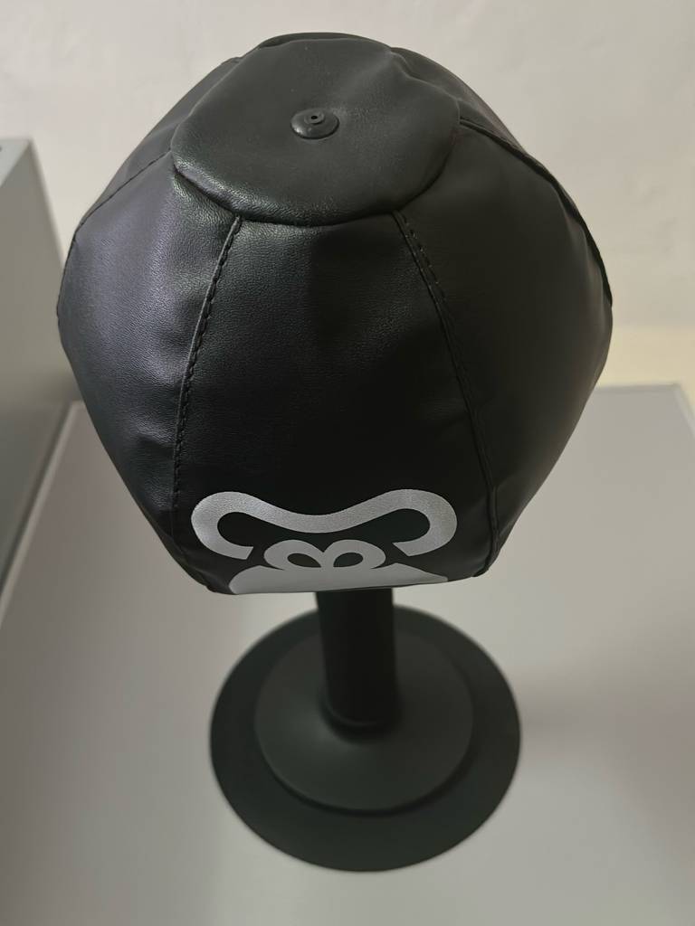 Ein getesteter Punchingball in Schwarz der Marke Feierdun steht vor einem weißen Hintergrund.