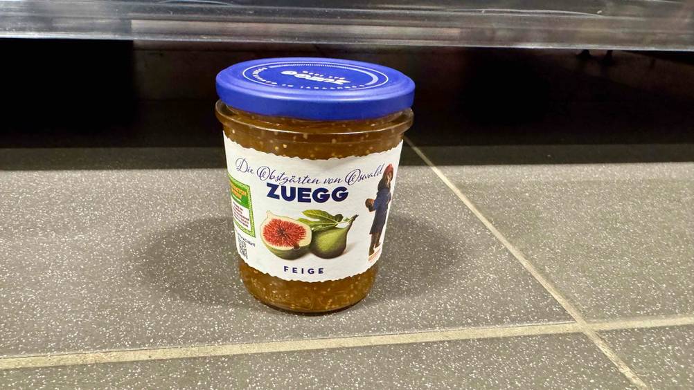Feigenmarmelade im Test: Ein Glas von schräg oben auf einem grauen Boden.
