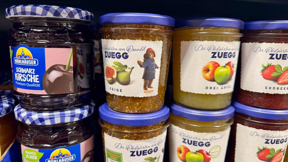 Feigenmarmelade getestet: Mehrere Gläser übereinander in einem Verkaufsregal neben anderen Sorten.
