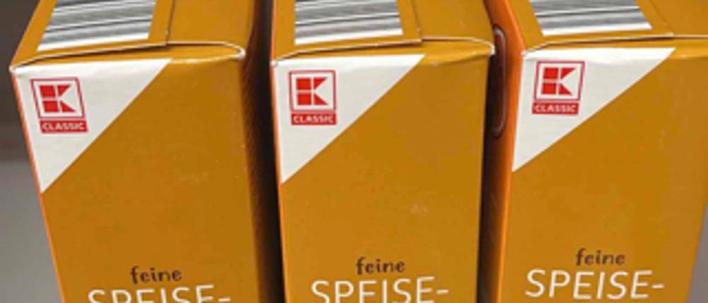 Drei Packungen Speisestärke stehen zum testen nebeneinander.