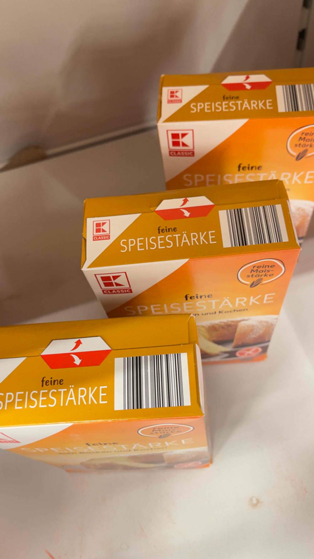 Blick von oben auf die Verschlüsse von mehreren Packungen getestete Speisestärke.
