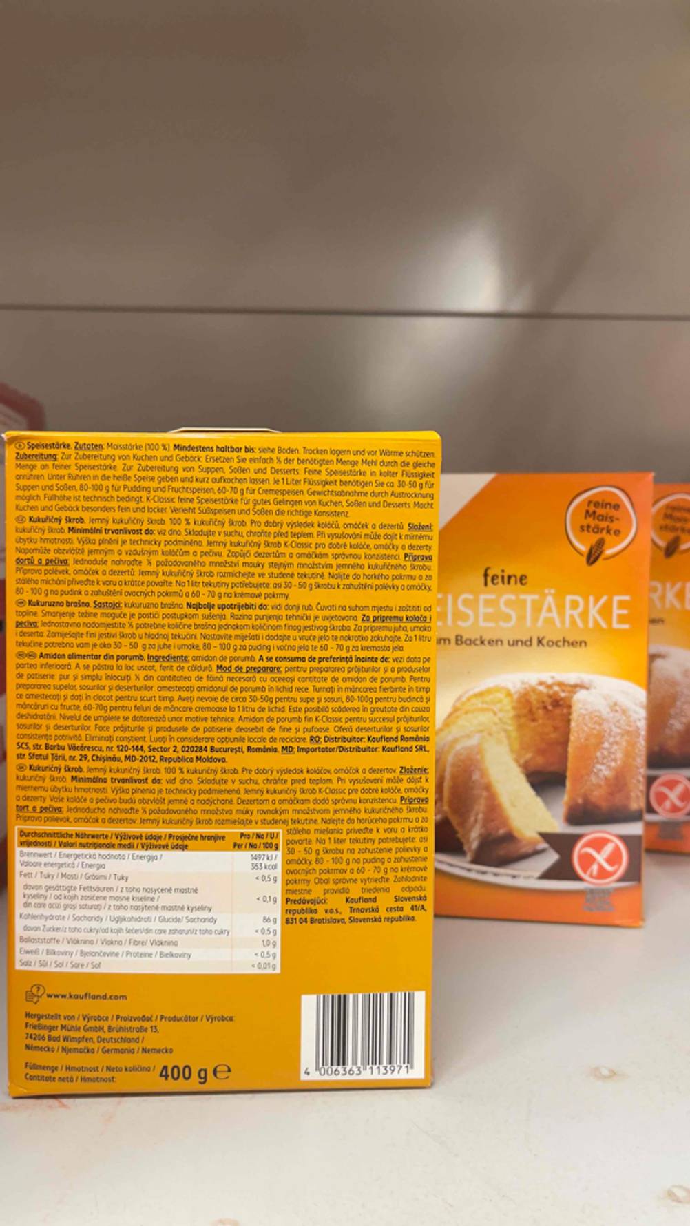 Im Test: Eine Packung Speisestärke steht mit der Rückseite nach vorn vor einer weiteren Packung.