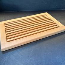 Das Feinholz-Brotschneidebrett steht auf einer Arbeitsplatte