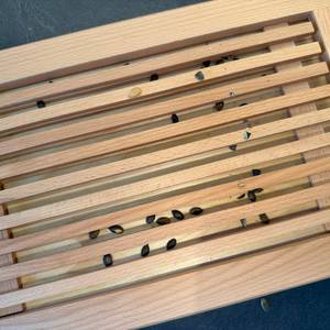 Krümel liegen auf dem Feinholz-Brotschneidebrett