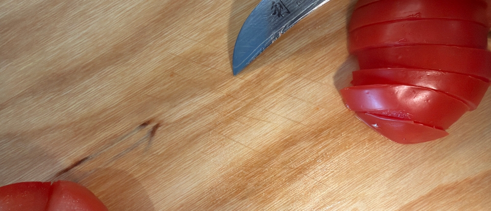 Auf dem Feinholz-Brotschneidebrett befinden sich Rillen von einem Messer