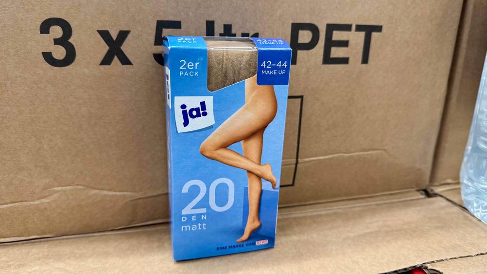 Getestet: Eine Packung der Feinstrumpfhose steht auf einem Karton.