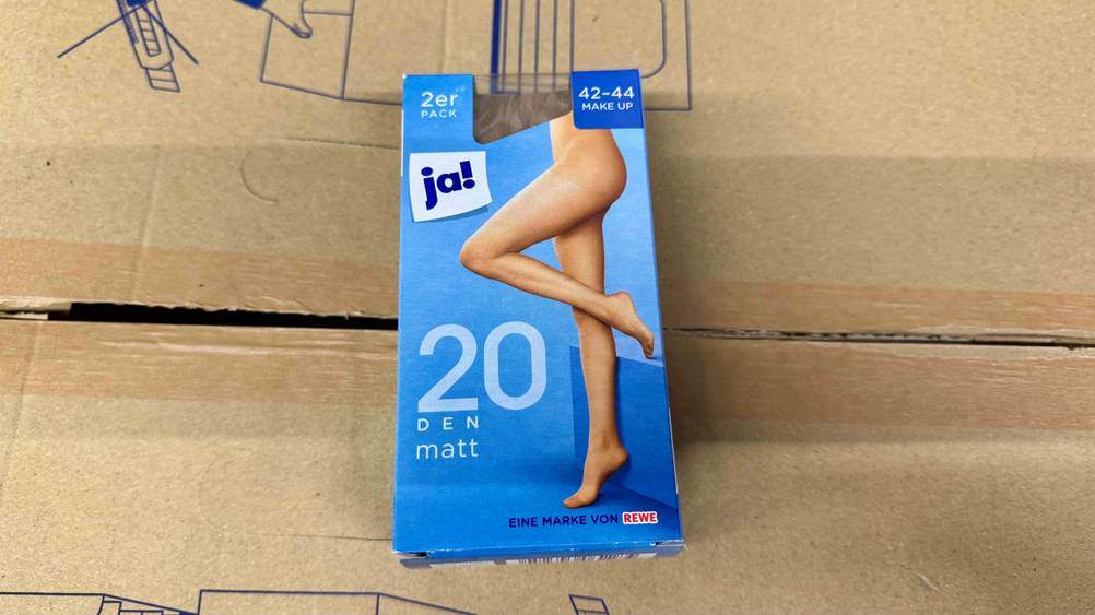 Die getestete Feinstrumpfhose liegt auf einem Karton.