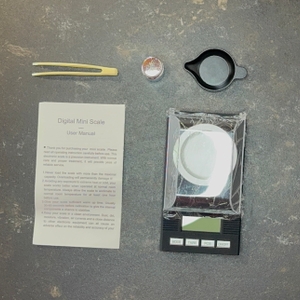 Lieferumfang der getesteten Feinwaage von Amir.