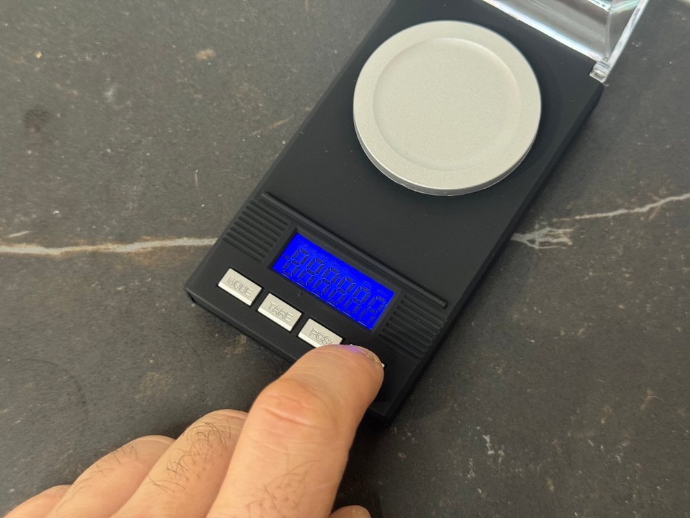 Eine Person bedient die Amir-Feinwaage im Test.