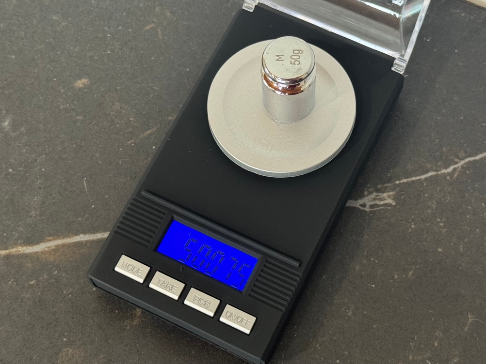 Ein Kalibriergewicht mit 50 Gramm auf der getesteten Feinwaage von Amir.