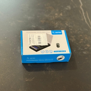 Karton der getesteten Feinwaage von Amir.