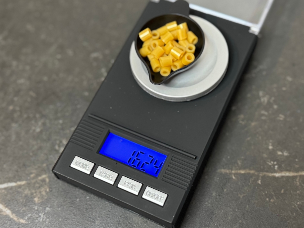 Bügelperlen werden im Test auf der Feinwaage von Amir gewogen.