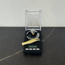 Die getestete Feinwaage von Amir auf einer Arbeitsfläche.