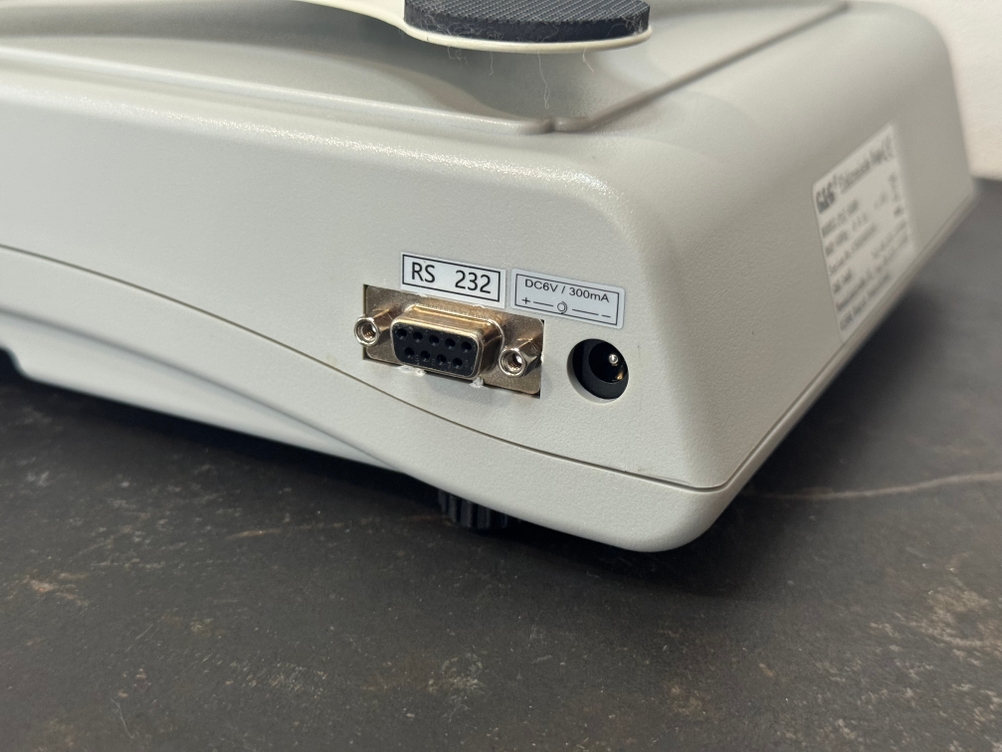 Detailansicht der Anschlüsse der getesteten Feinwaage von G&G.