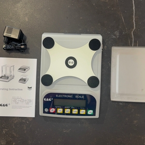 Lieferumfang der getesteten Feinwaage von G&G.