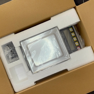 Die getestete Feinwaage von G&G im Karton.