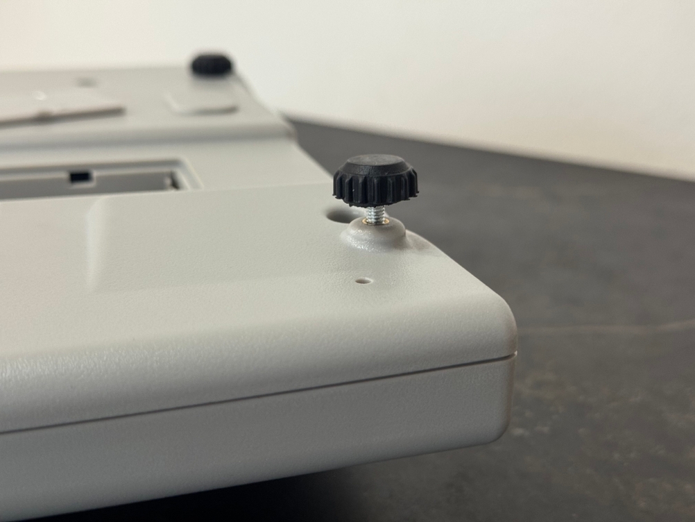 Detailansicht der Standfüße der getesteten Feinwaage von G&G.