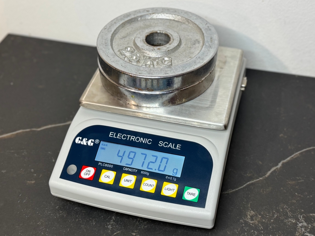 Zwei Hantelscheiben auf der getesteten Feinwaage von G&G.