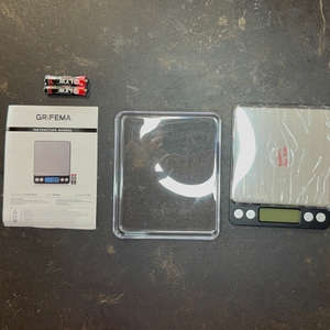 Lieferumfang der getesteten Feinwaage von Grifema.