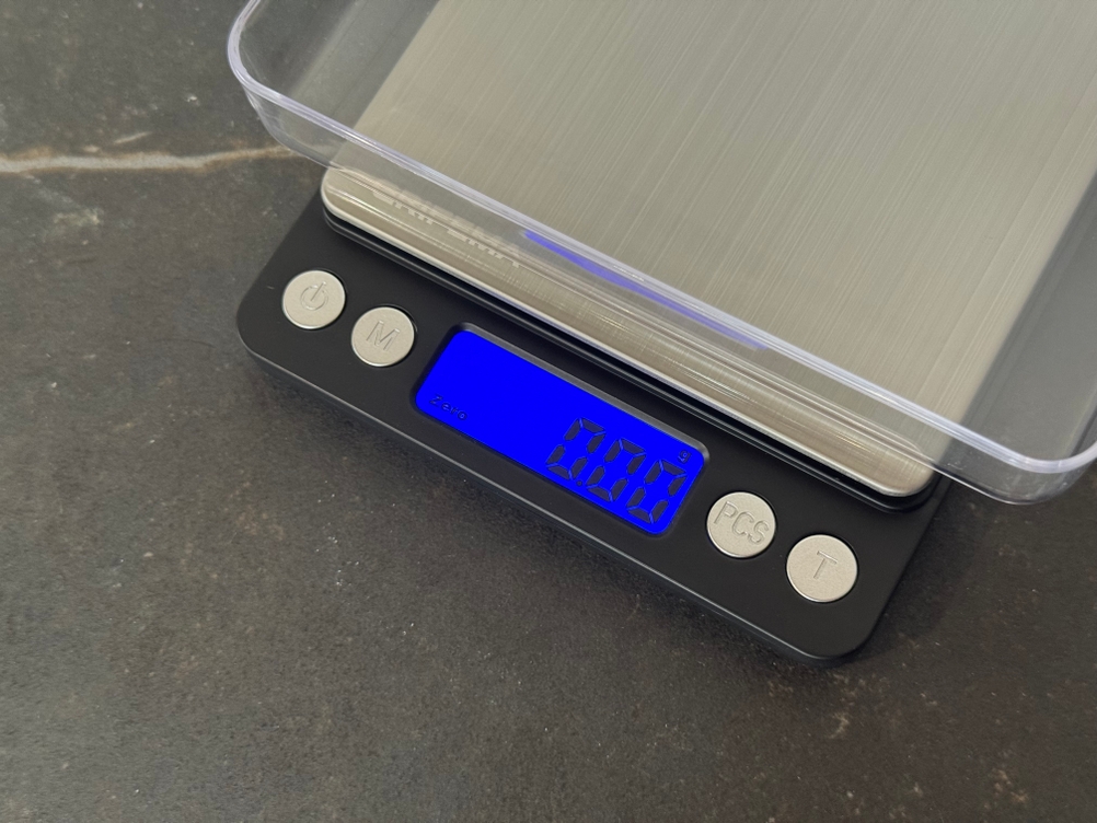 Detailansicht der Bedienelemente und des Displays der getesteten Feinwaage von Grifema.