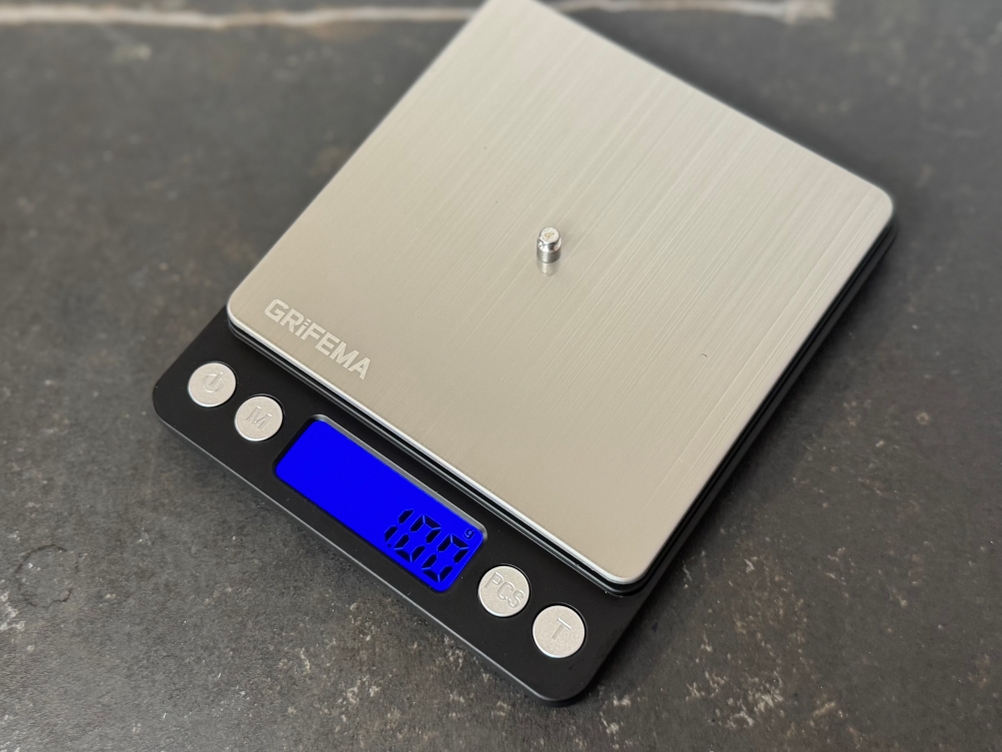 Ein Kalibriergewicht mit 1 Gramm auf der Grifema-Feinwaage im Test.