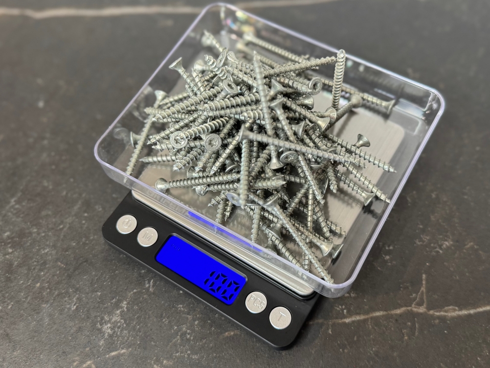 Schrauben auf der getesteten Feinwaage von Grifema.