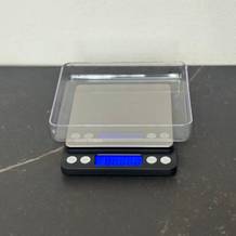 Die getestete Feinwaage von Grifema auf einer Arbeitsfläche.