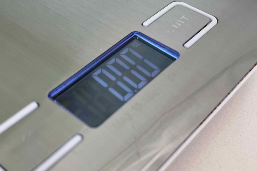 Im Test: Detailansicht des Displays einer eingeschalteten Feinwaage in Silber.