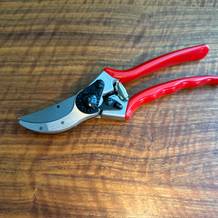 Die Felco F-2 liegt auf einem Holztisch