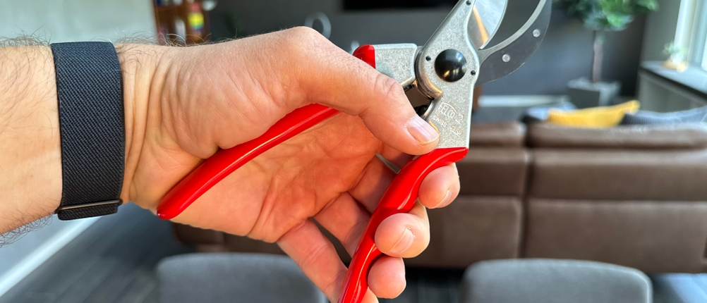 Eine Hand hält die geöffnete Felco F-2 fest