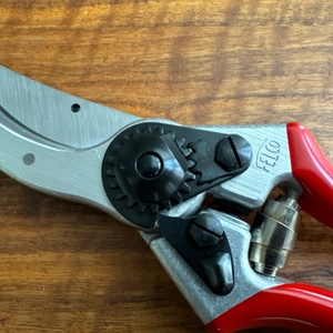 Der Verschluss der Felco F-2 in Nahaufnahme