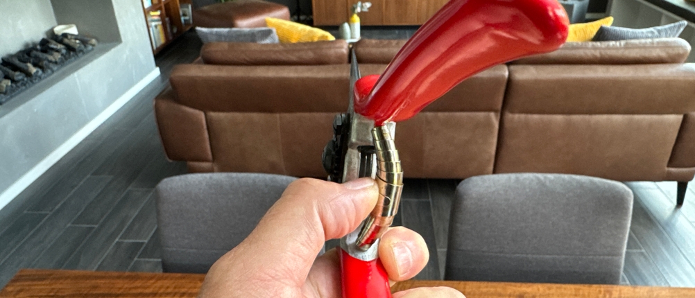 Eine Hand drück auf die Federung der Felco F-2