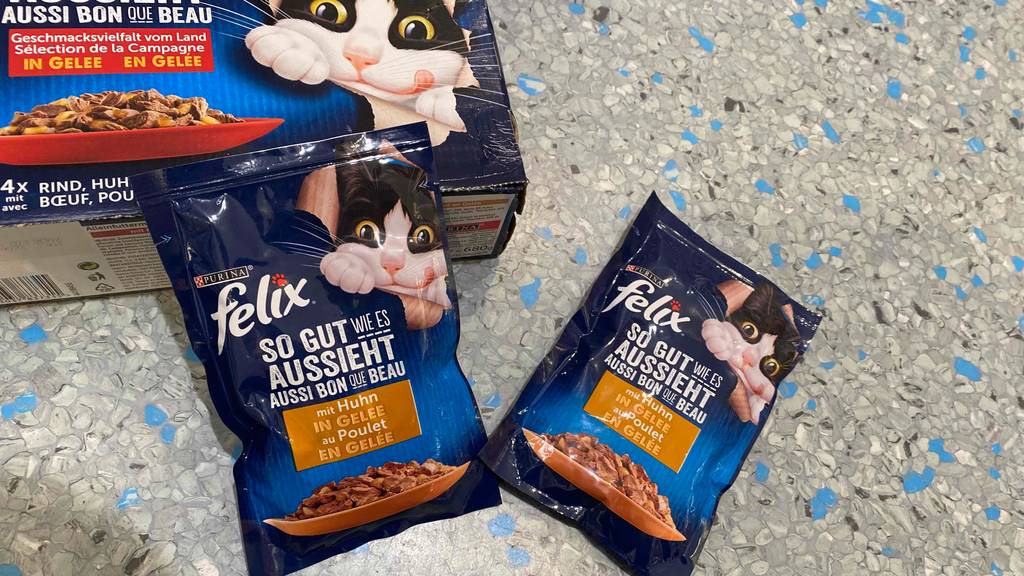 Im Test: zwei Beutel Felix Sensations Katzenfutter liegen vor dem Verpackungskarton.