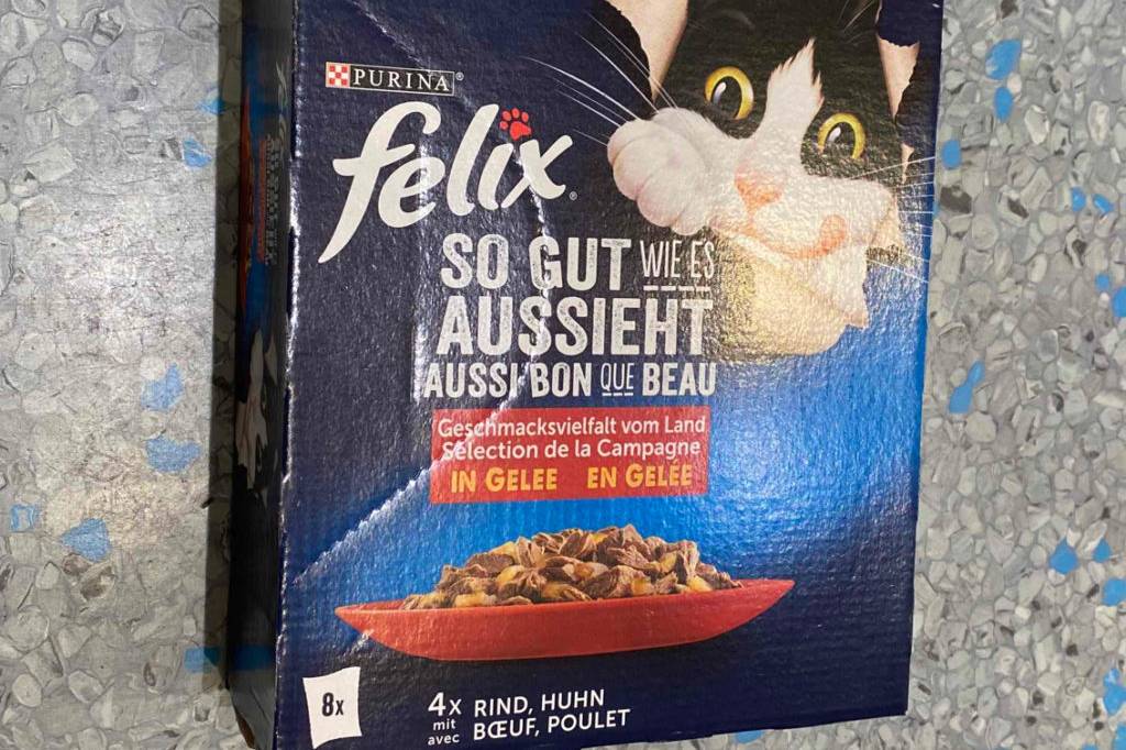 Getestet: ein Karton Felix Katzenfutter Sensations liegt auf einem hellen Untergrund.